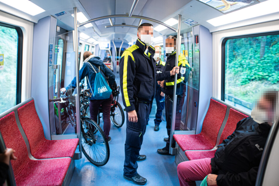 Mitarbeiter der Hamburger Hochbahn-Wache kontrollieren die Einhaltung der Maskenpflicht in einer U-Bahn.
