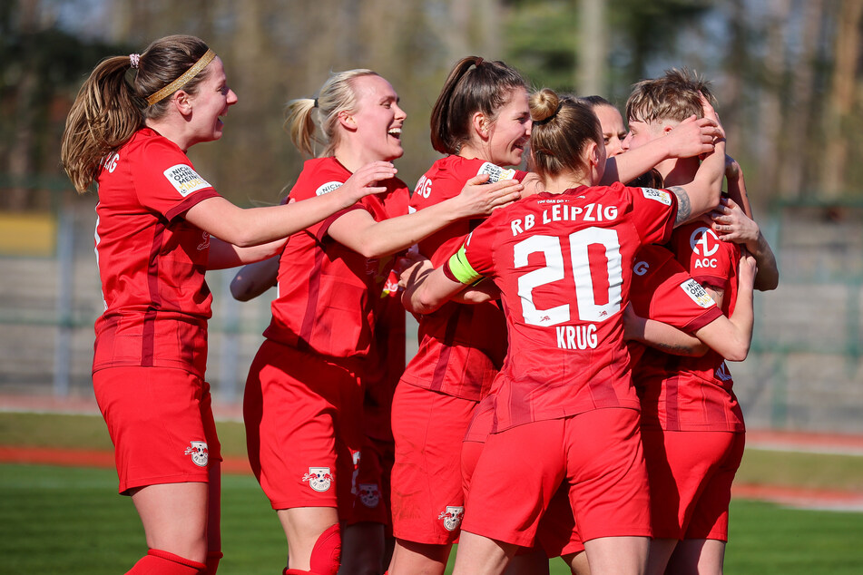 Die Frauenmannschaft von RB Leipzig hat allen Grund zur Freude: Sechs Spieltage vor Saisonende ist sicher, dass sie in die 1. Bundesliga aufsteigen werden.