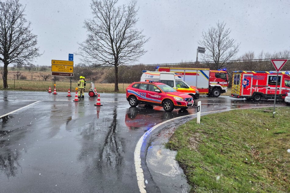 Bei dem Unfall auf der L85 wurden ein Busfahrer sowie zwei Schulkinder verletzt.