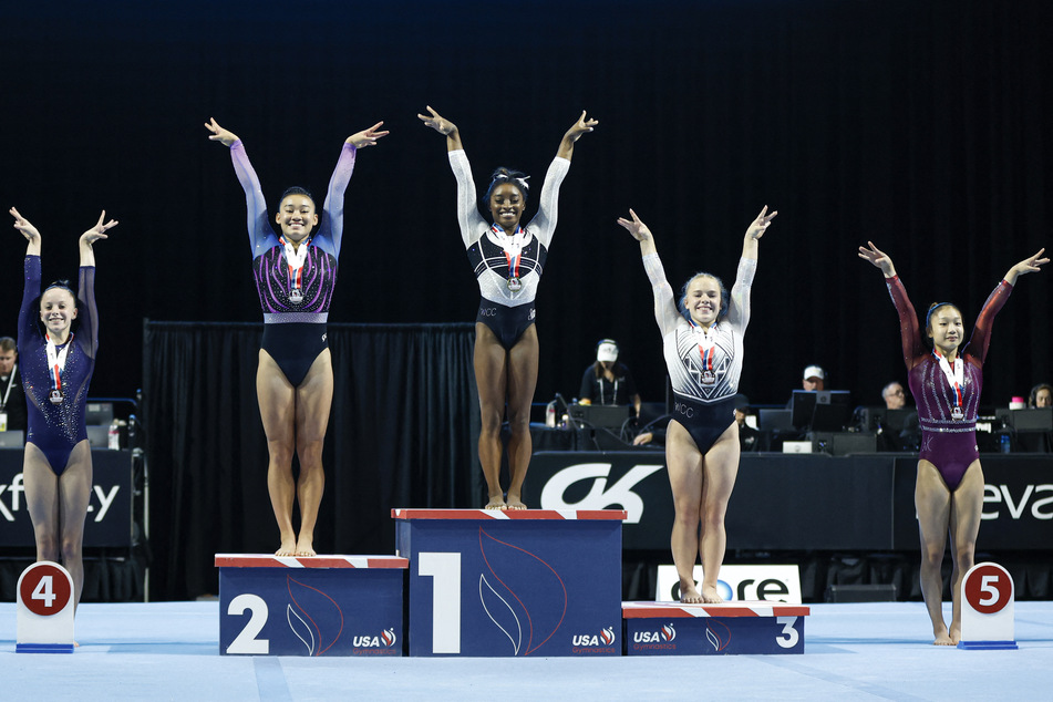 Simone Biles (c.) won the US Classic in Chicago with an all-around total score of 59.100.