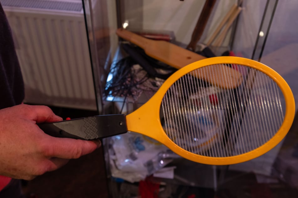 Dies ist eine elektrische Fliegenklatsche - aber für den Gebrauch unter Menschen.