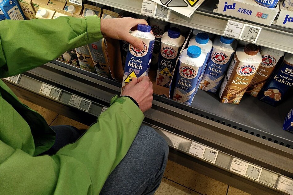 Gelbe Warndreiecke sollen die Rewe-Kundschaft auf Tierleid aufmerksam machen.