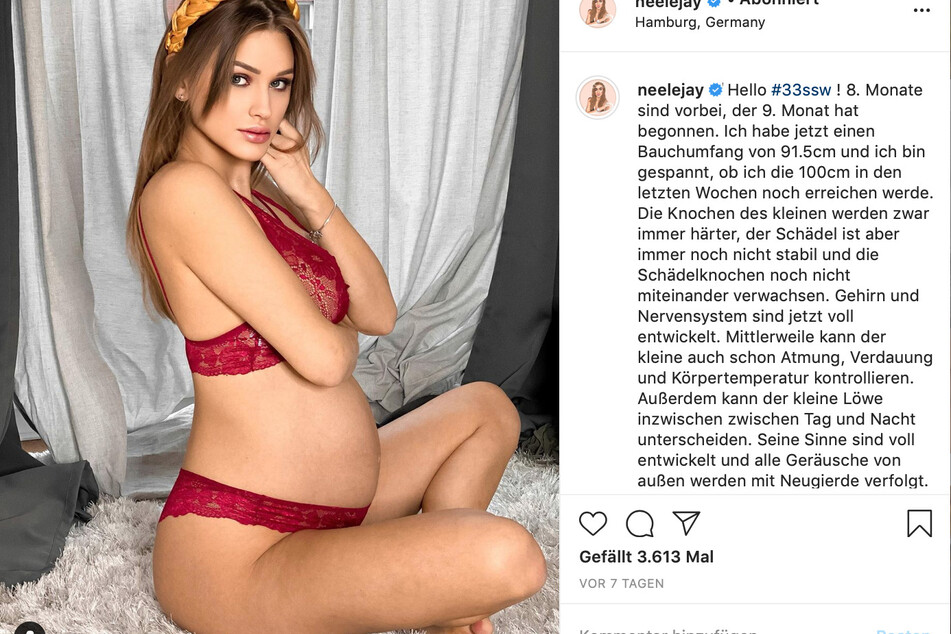 Neele Bronst posiert in Dessous.
