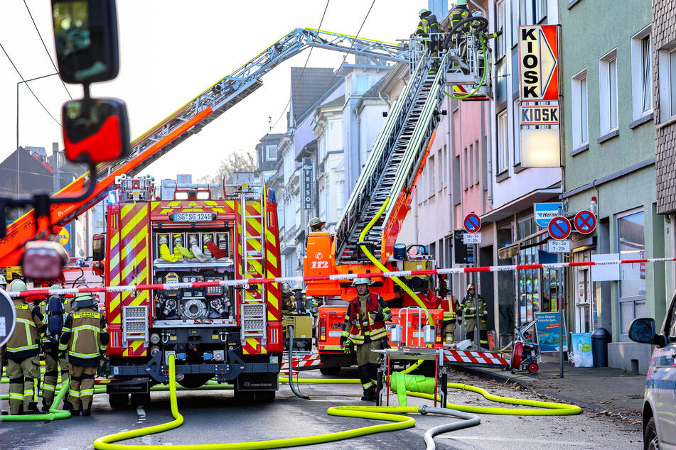 Die Feuerwehr löschte am Donnerstag den Brand einer Wohnung in der Schützenstraße, in der sich ein Mann (34) vor den Ordnungskräften verschanzt hatte.