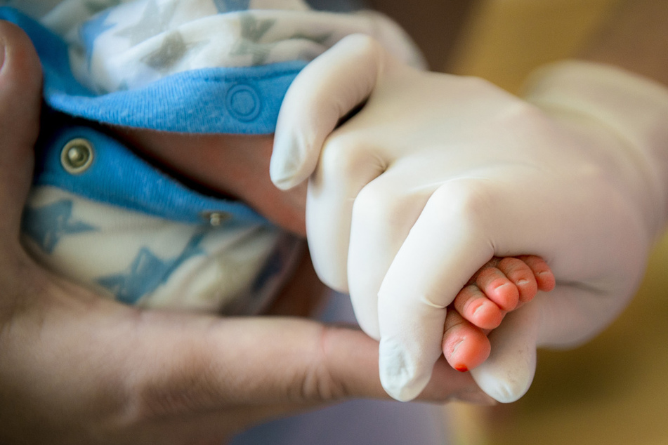 Schwangere stirbt an Corona: Baby von toter Frau entbunden!