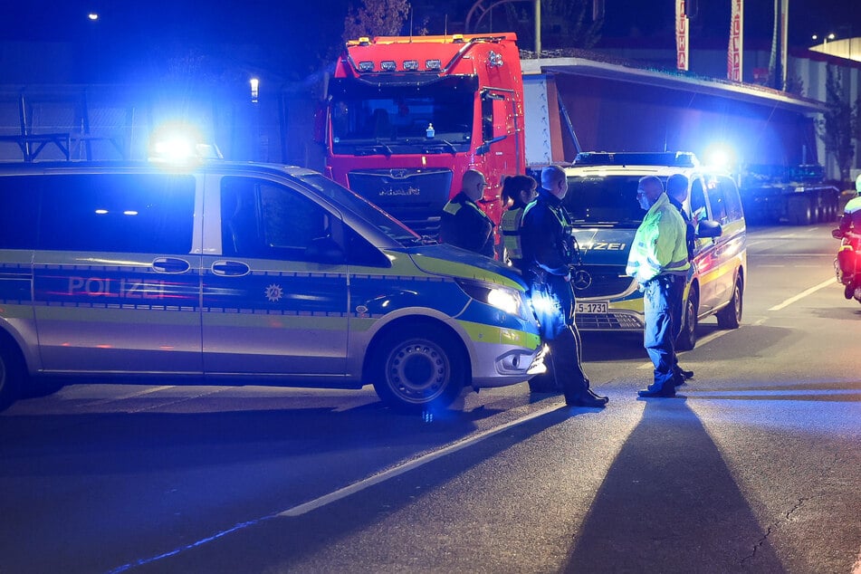Einsatzkräfte der Polizei begleiten den Schwerlasttransport.