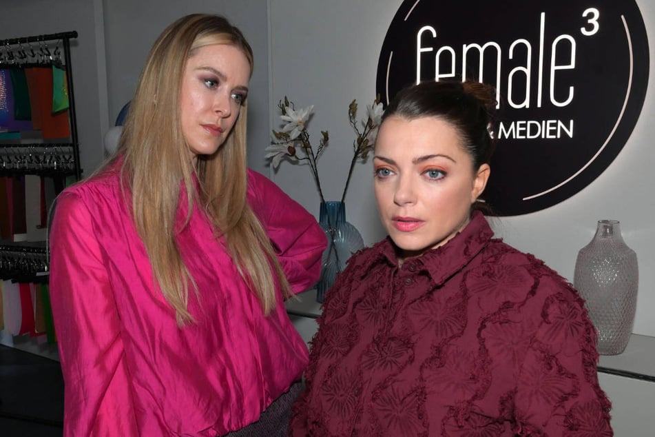 Jessica (l.) kann nicht verstehen, dass Emily wegen Tobias' Weihnachtsüberraschung so gereizt reagiert.