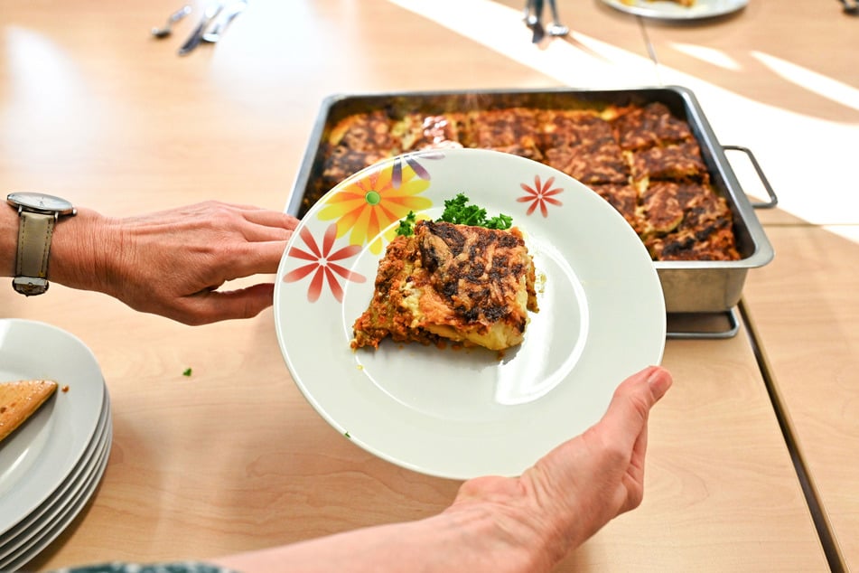 Hier wird jeder Gast satt: Nach dreißig Minuten ist die Kochbananen-Lasagne für die rund 14 Teilnehmer fertig.