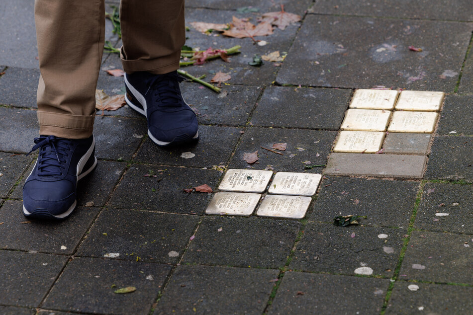 In der Innenstadt von Gera sind mehrere in den Boden eingelassene Gedenktafeln verunstaltet worden. Die Polizei ermittelt. (Symbolfoto)
