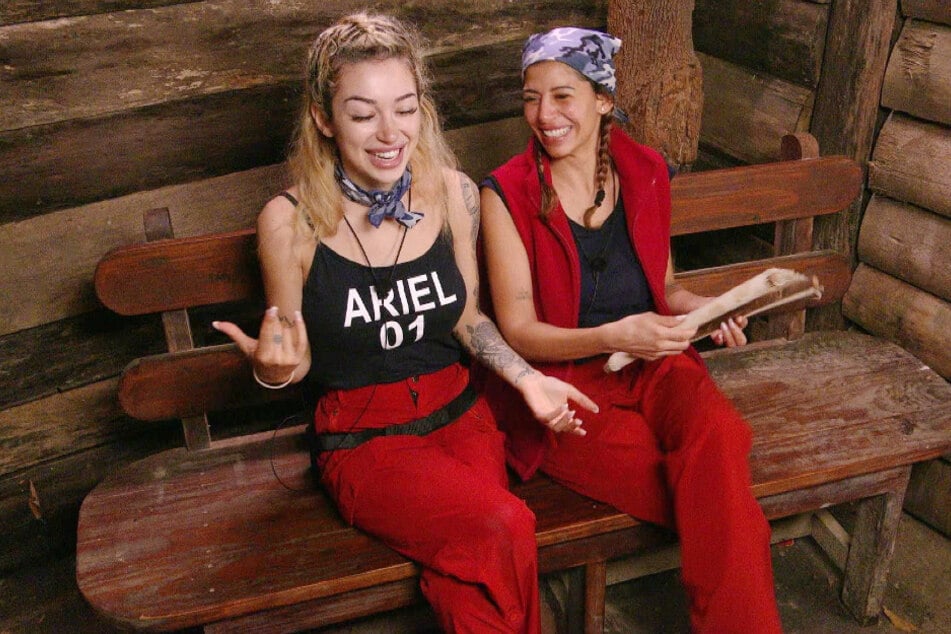 Gemeinsam mit Ariel (22, l.) hatte Eva Benetatou (33) nach der Schatzsuche viel zu lachen.