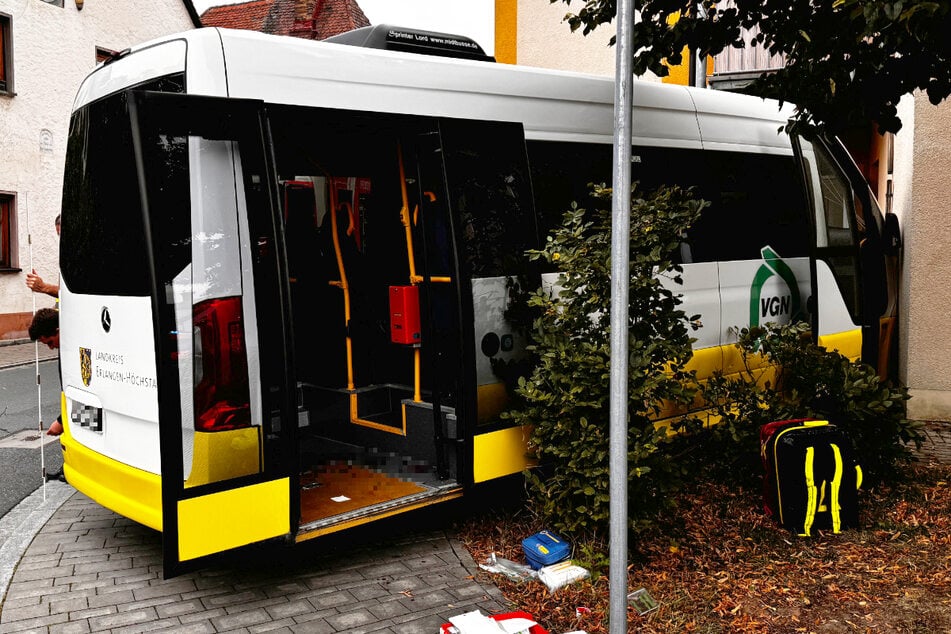 Bus kollidiert in Herzogenaurach mit Haus: Mehrere Verletzte, Retter vor Ort im Einsatz
