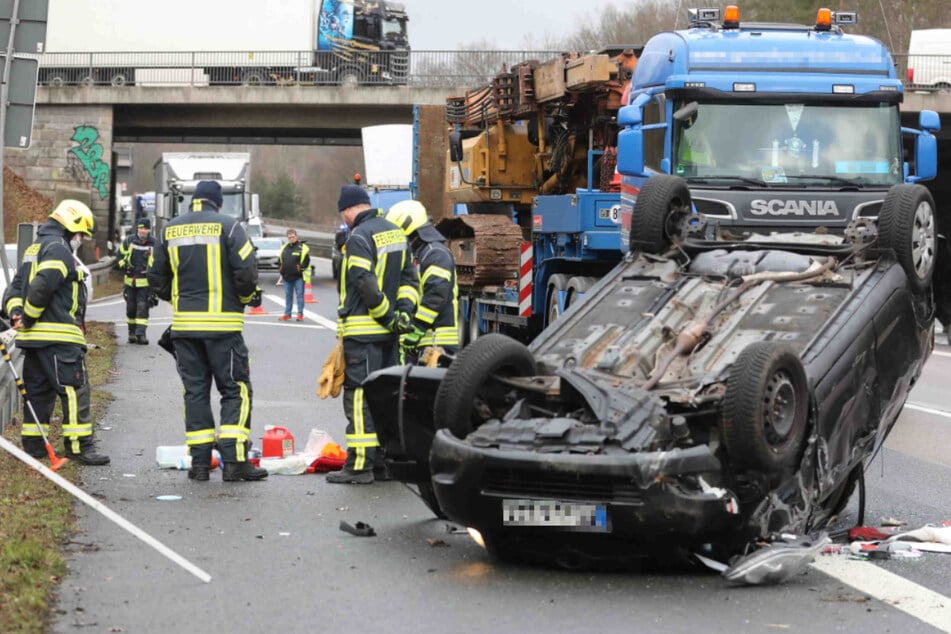 Unfall A4: Unfall auf der A4: Toyota kracht gegen Lkw und überschlägt sich, Fahrerin (64) wird verletzt!