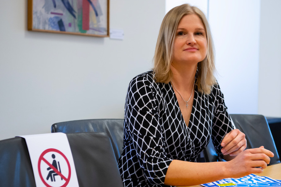 Katrin Ebner-Steiner (41), Vorsitzende der AfD-Fraktion im bayerischen Landtag, sitzt vor Beginn einer Fraktionssitzung der AfD im Landtag auf ihrem Platz.