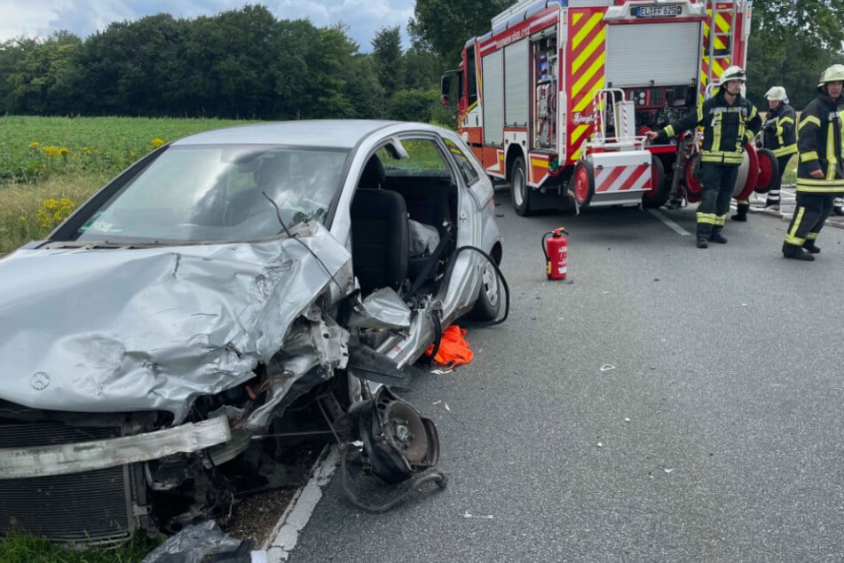 Die beiden an dem Unfall beteiligten Wagen wurden total zerstört. Die Ermittlungen zur Unfallursache laufen.