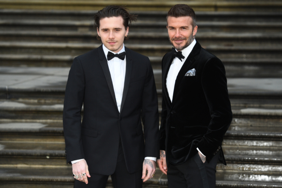 David Beckham (r), ehemaliger Fußballspieler der englischen Nationalmannschaft, und sein Sohn Brooklyn Beckham.