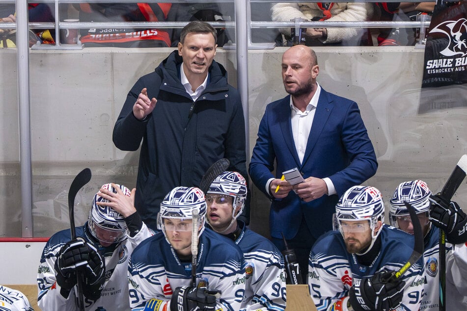 Leipzigs neuer Headcoach Christopher Straube (51, hinten l.) soll die IceFighters in die grüne Zone führen.