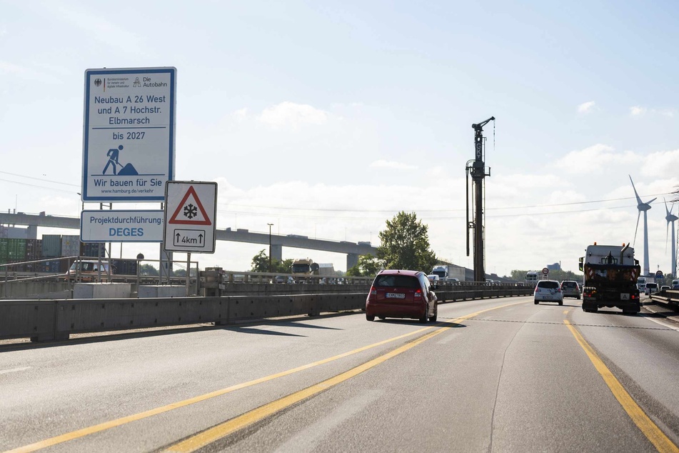 Ein Schild auf der A7 weist auf die langwierigen Bauarbeiten rund um Hamburg hin.
