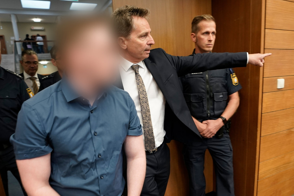 Der schweigende Angeklagte (l.) könnte mit seinem Anwalt Harald Baumgärtl (M.) am Dienstag zum letzten Verhandlungstag im Landgericht Traunstein erscheinen.