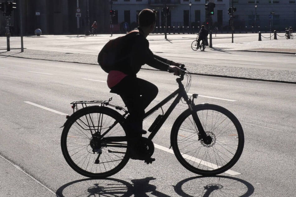 In Berlin-Neukölln ist einer Streife eine Radfahrerin aufgefallen, die gleich mehrfach bei Rot gefahren ist. (Symbolfoto)