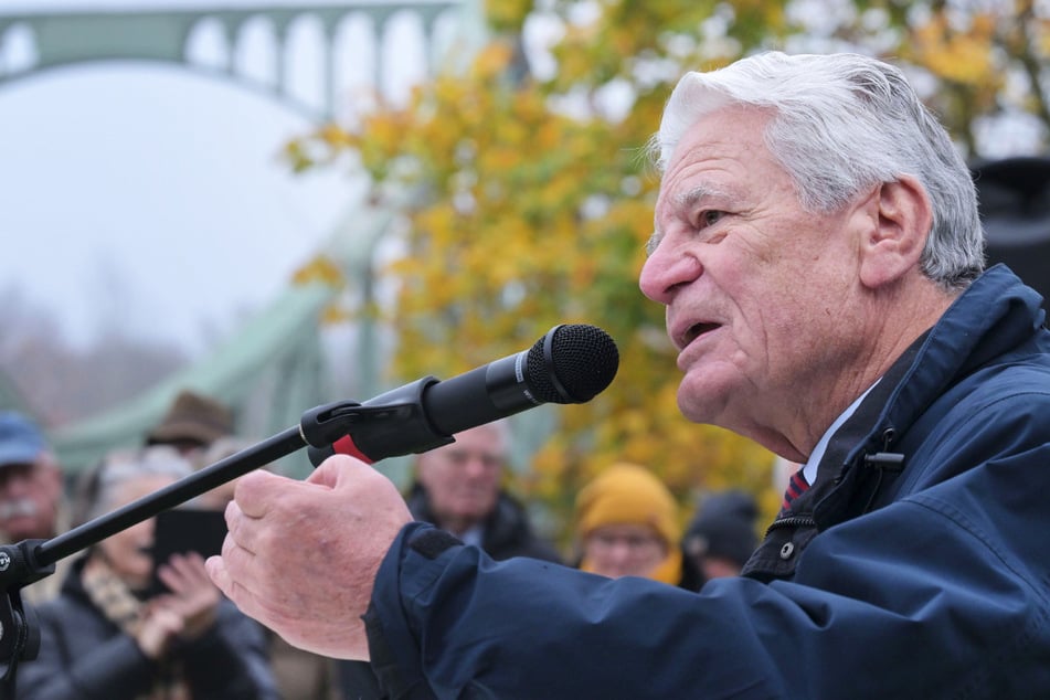 Altpräsident Gauck feiert Mauerfall an Glienicker Brücke: "Sachsen halfen uns auf die Sprünge"