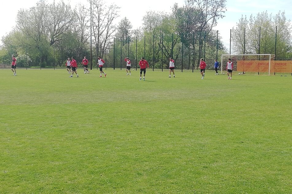Beim Trainingsspiel wird es kurz ernst, das Team schaltet in den Wettkampfmodus - ohne das allerletzte Risiko.