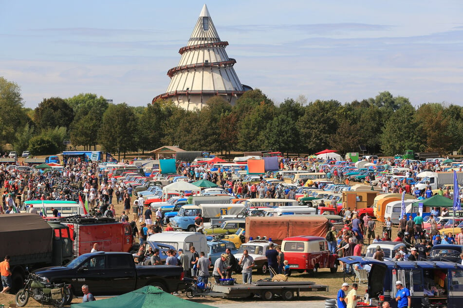 Veranstaltungen wie das Ostmobil-Meeting Magdeburg (OMMMA) locken jährlich tausende Besucher in den Elbauenpark. (Archivbild)