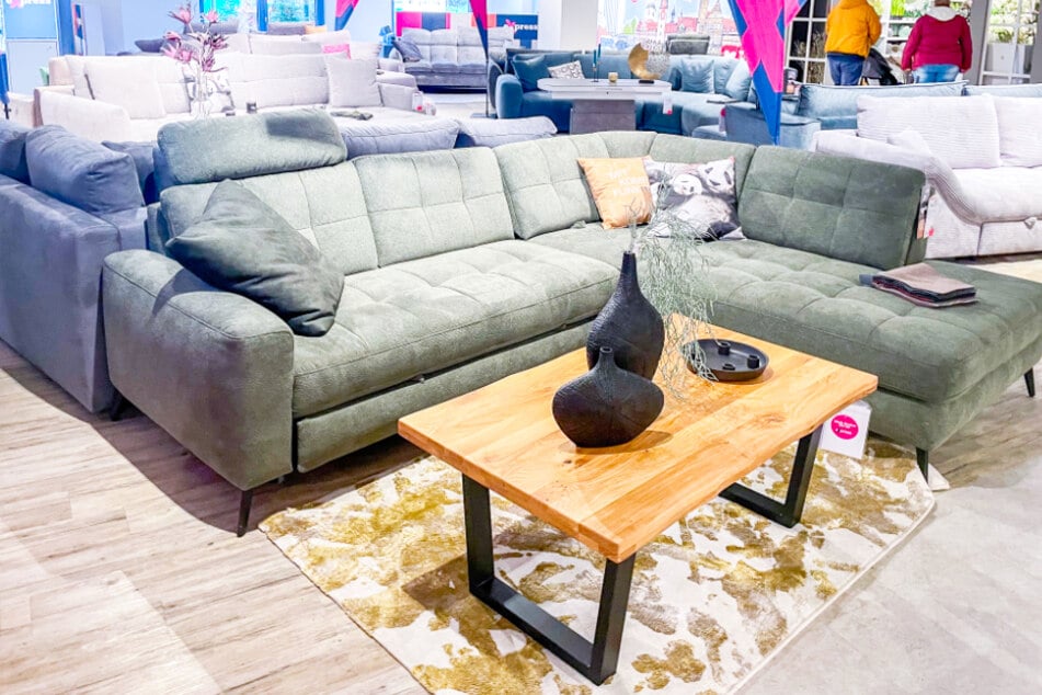 Möbel Höffner begeistert Kunden mit tollen Vorteilen z. B. beim Kauf des neuen Sofas.