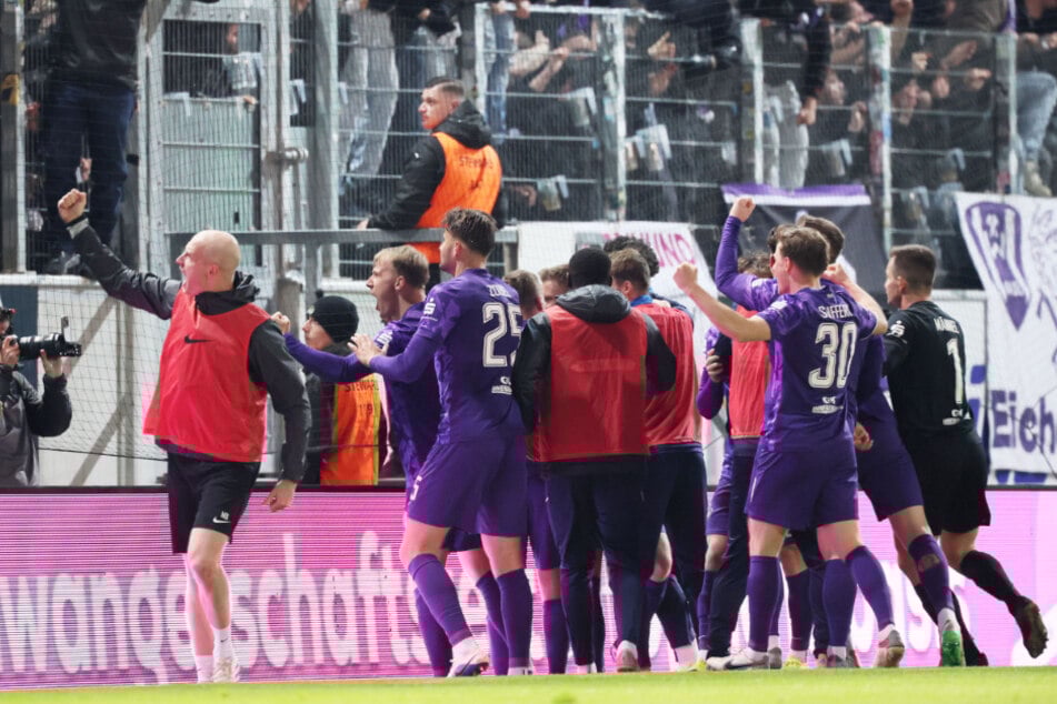 Die Veilchen feiern mit ihren Fans die Führung.