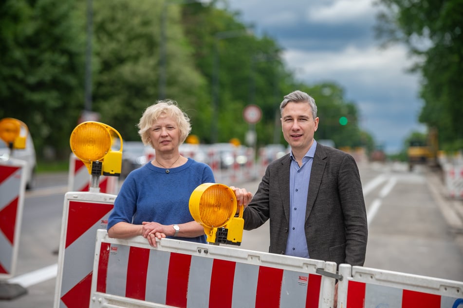 Baubürgermeister Stephan Kühn (46, Grüne) und Straßenbauamtsleiterin Simone Prüfer (60) an der frisch sanierten Staufenbergallee.