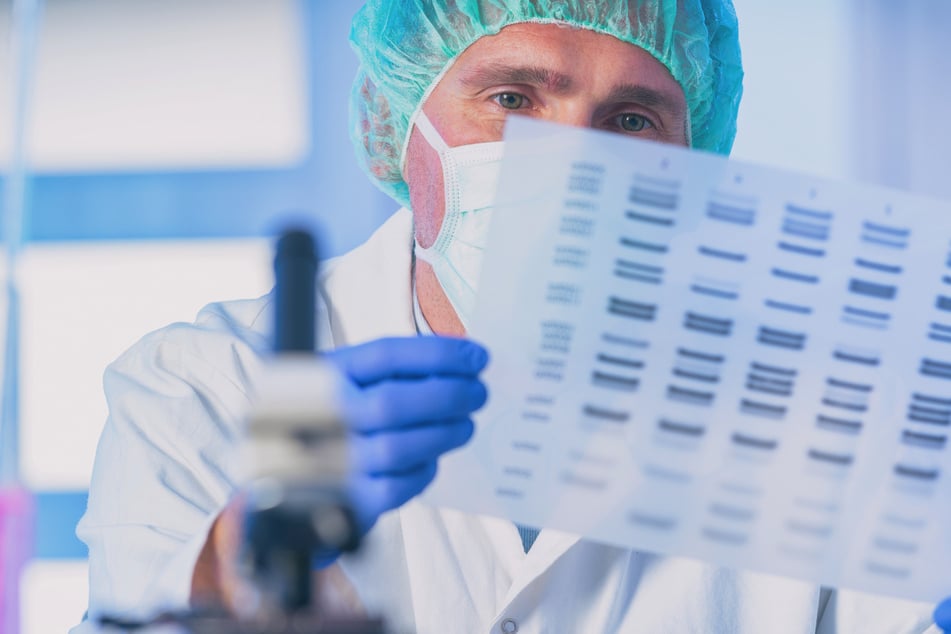 Mit modernen Methoden hatten die Ermittler männliche DNA-Spuren an Beweismitteln gefunden. (Symbolbild)