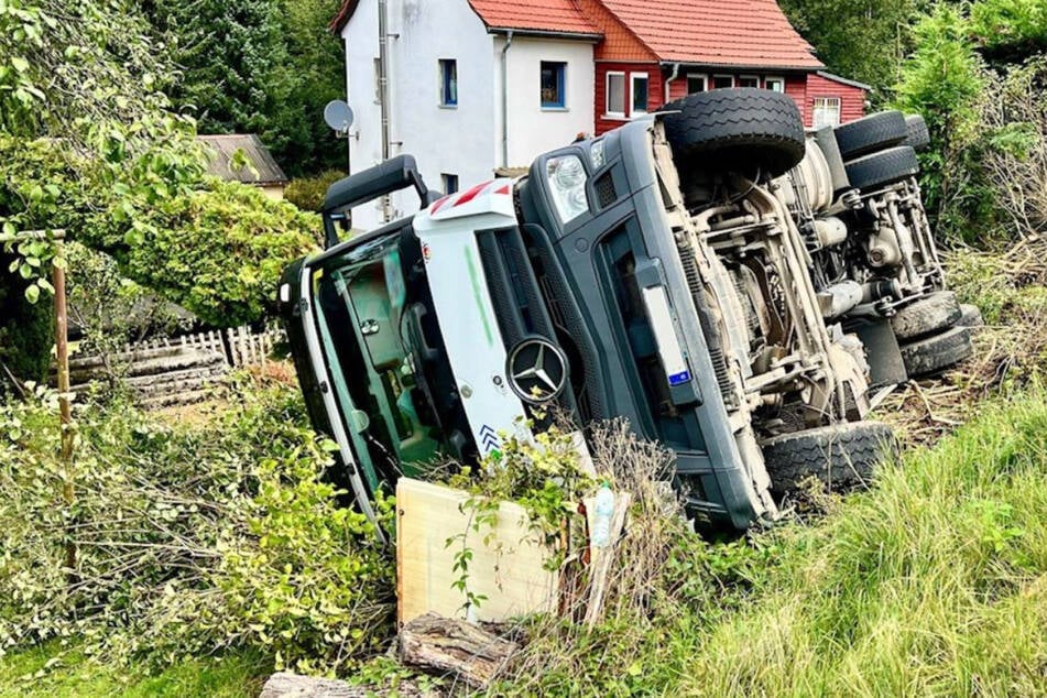 Der Lkw kippte von der Talstraße auf die Beifahrerseite.