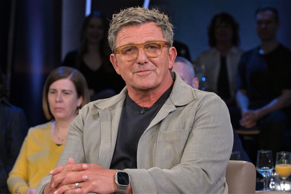 Schauspieler Hans Sigl (55) hat in der "NDR Talk Show" über seinen großen beruflichen Traum und seine Social-Media-Auszeit gesprochen.