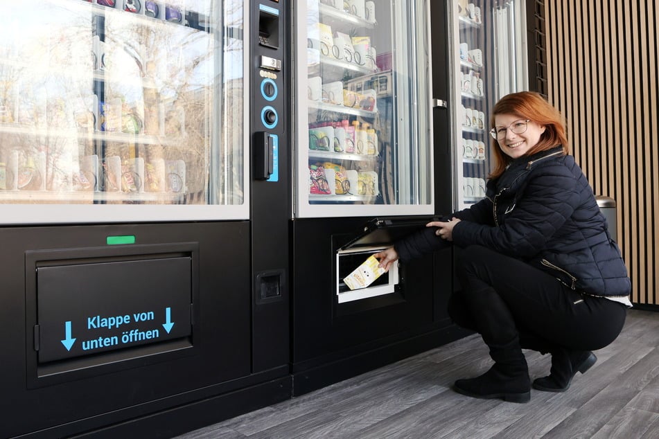 Jacqueline Westphal demonstriert die Automaten. Sie ist für die Buchhaltung bei "Vendys" zuständig.