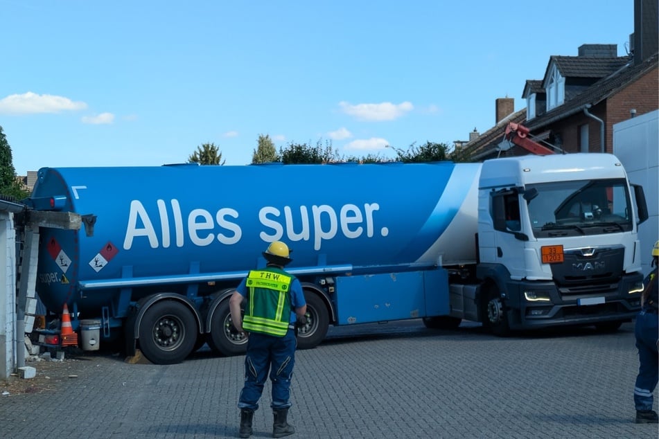 Alles super? Eher nicht! Tankwagen verkeilt sich komplett