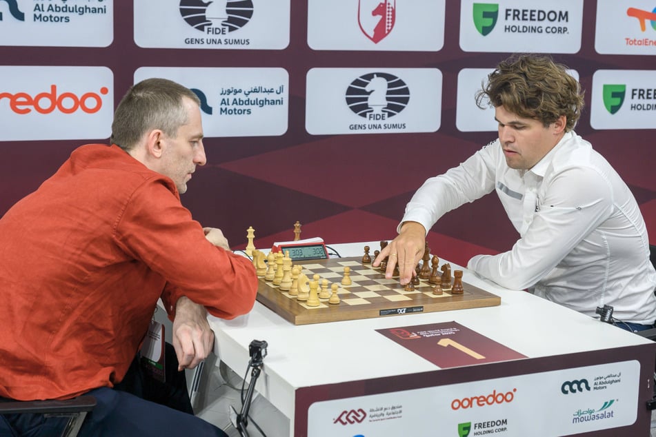 Magnus Carlsen (35, rechts) tritt bei der Blitzschach-WM gegen Alexander Grischuk (42). Gespielt wird mit drei Minuten Grundbedenkzeit, pro Zug gibt es zwei Sekunden Inkrement dazu.