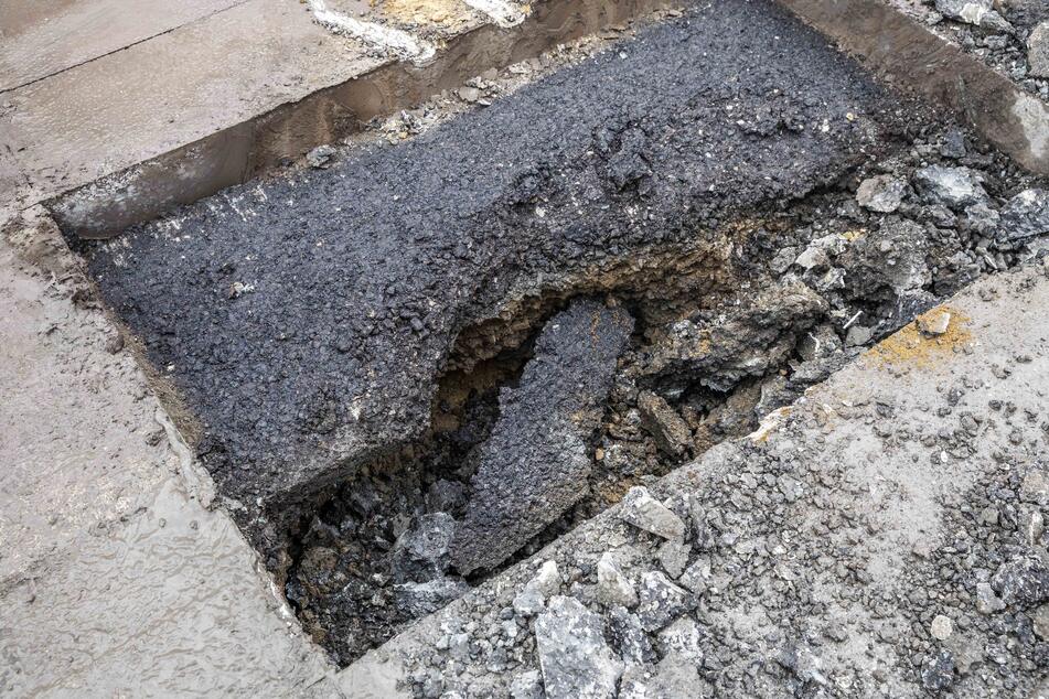 Plötzlich ein Loch in der Straße.