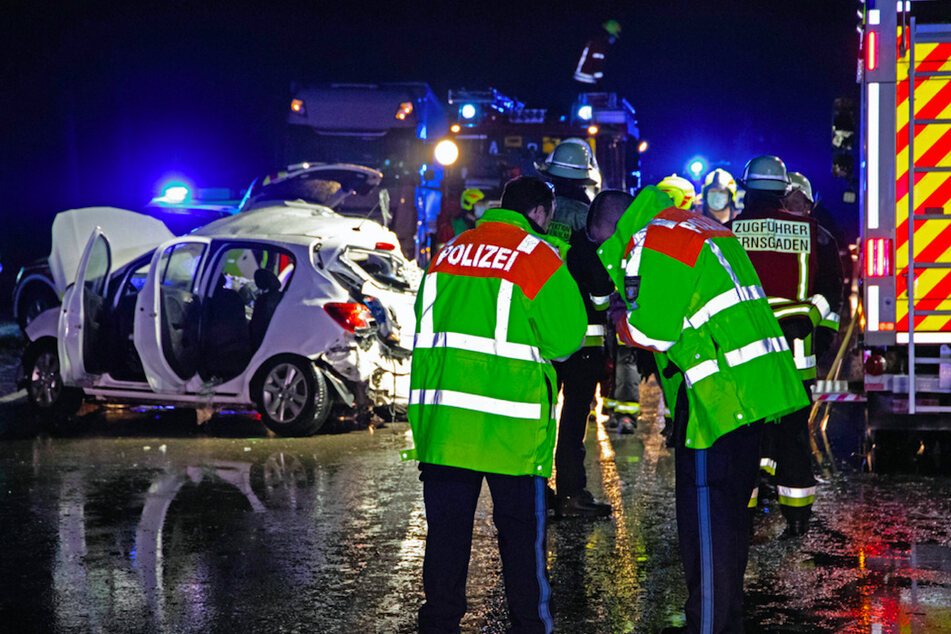 Nach einem Unfall auf der Bundesstraße 16 bei Ernsgaden im Landkreis Pfaffenhofen an der Ilm stehen Polizisten und Feuerwehrleute an der Unfallstelle.