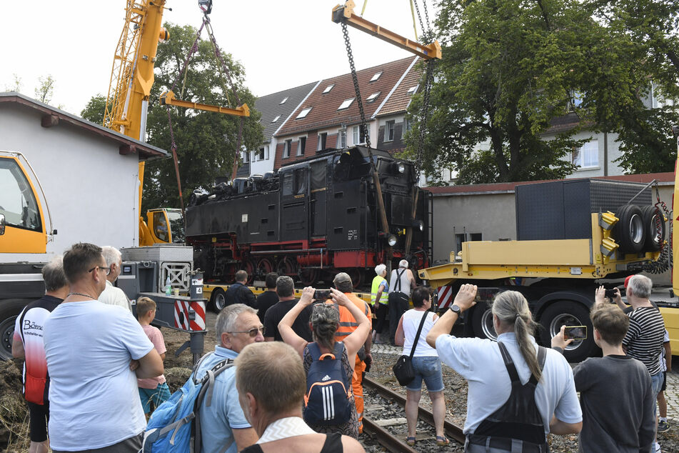 Viele Schaulustige filmten den Moment des Transfers von der Schiene auf den Laster.