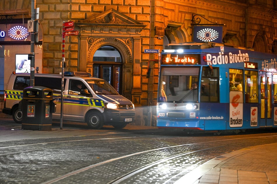 Ein Mann sorgte in einer Straßenbahn in Halle (Saale) für Aufregung. (Symbolbild)