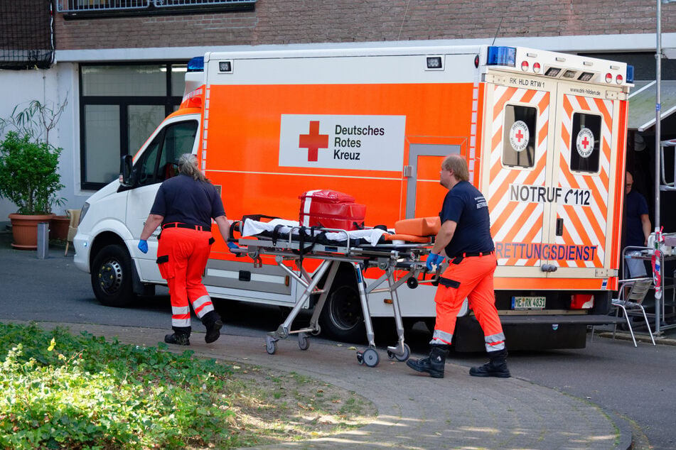Mitarbeiter des Roten Kreuzes kümmerten sich im Seniorenheim um die älteren Herrschaften. Zehn mussten in Krankenhäuser gebracht werden.