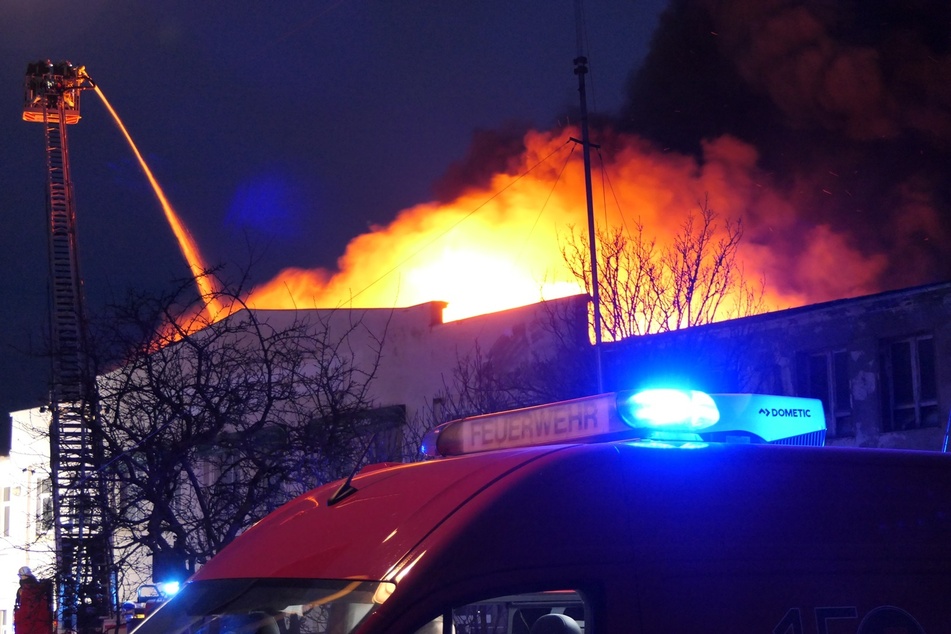 Am Sonntagmorgen bekämpfte die Feuerwehr in Naunhof einen Dachstuhlbrand.