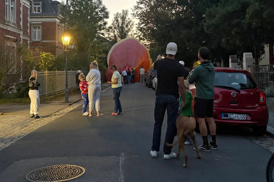 Viele Passanten schauten sich den gestrandeten Heißluftballon an.