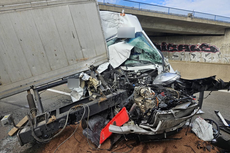 Beide Fahrzeuge wurden dabei erheblich beschädigt. Der Fahrer des Transporters erlitt schwere Verletzungen.