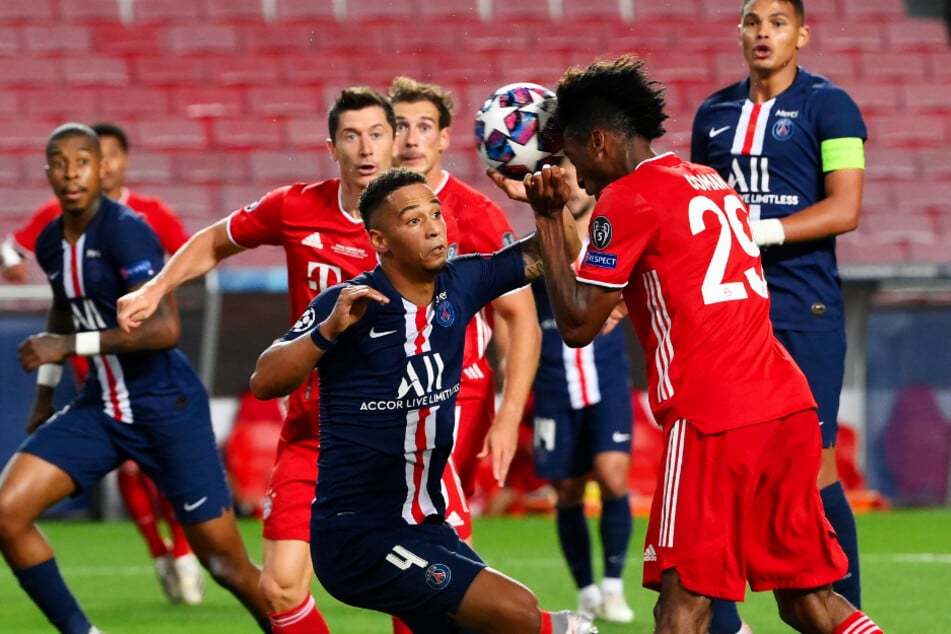 The crowning achievement: Kingsley Coman (2nd from r.) headed FC Bayern Munich into a 1-0 lead.