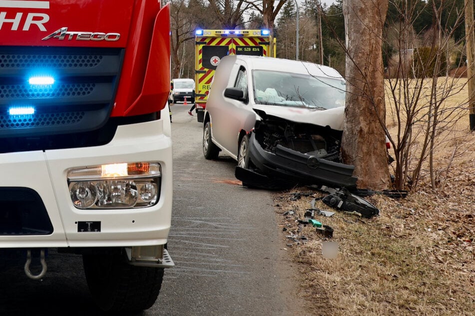 Auf der Elterleiner Straße krachte ein VW frontal gegen einen Baum.