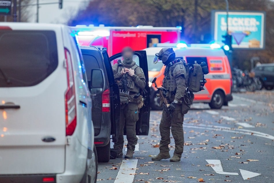 Die Polizei war in Köln-Neuehrenfeld mit einem Großaufgebot vor Ort.