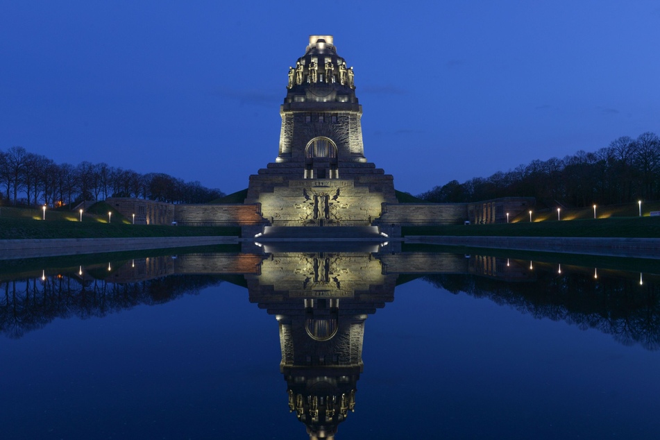 Das Völkerschlachtdenkmal ist sowohl tagsüber als auch nachts einen Besuch wert.