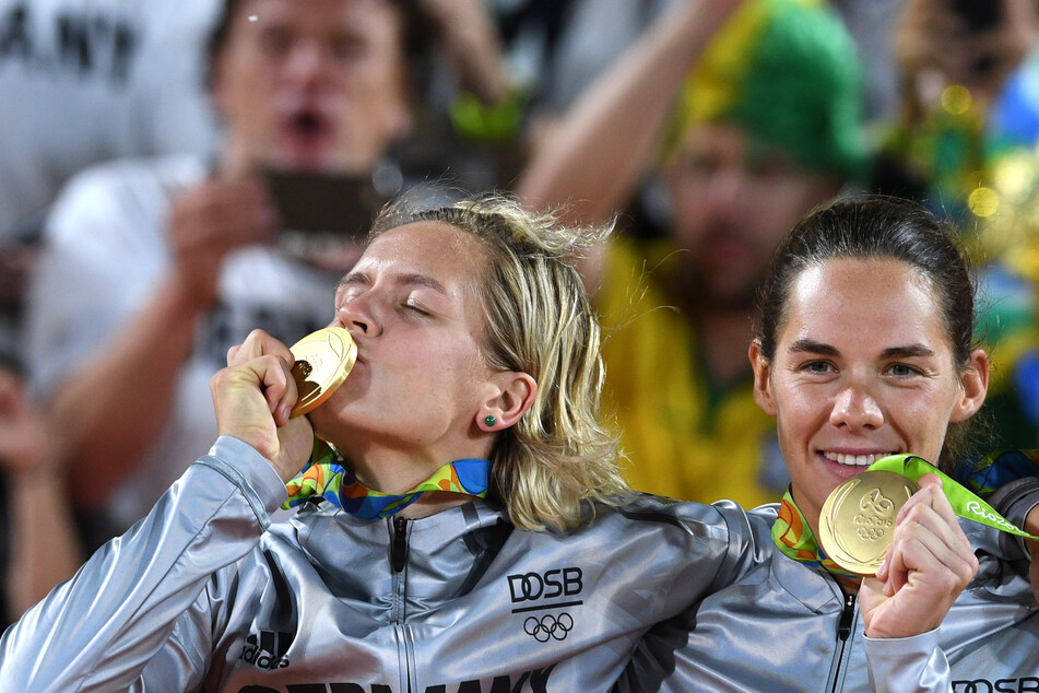 Krönten sich 2016 zu den ersten deutschen (und sogar europäischen) Beachvolleyball-Olympiasiegerinnen: Laura Ludwig (38, l.) und Kira Walkenhorst (33).