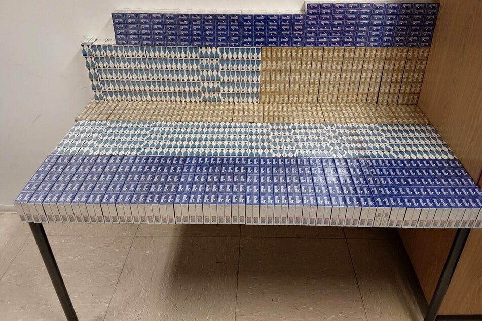 In zwei Kartons entdeckten Beamte fast 30.000 Zigaretten ohne Steuerbanderole.