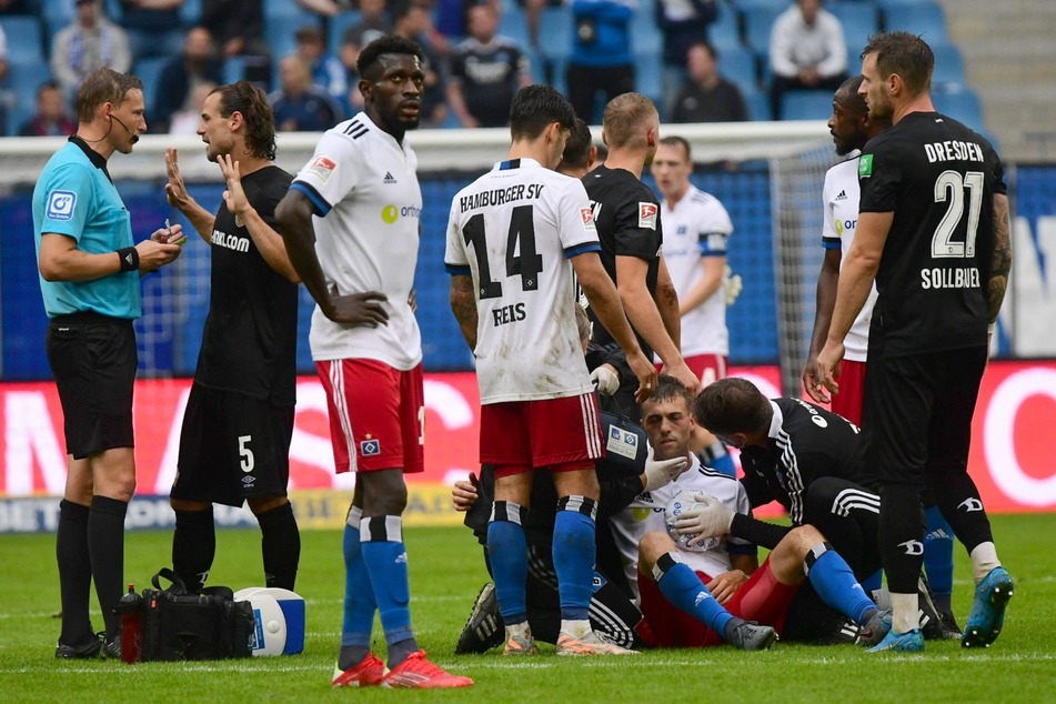 HSV-Sechser Jonas Meffert (26, am Boden) wird von der medizinischen Abteilung behandelt. Zuvor war er kopfüber auf den Rasen geknallt.